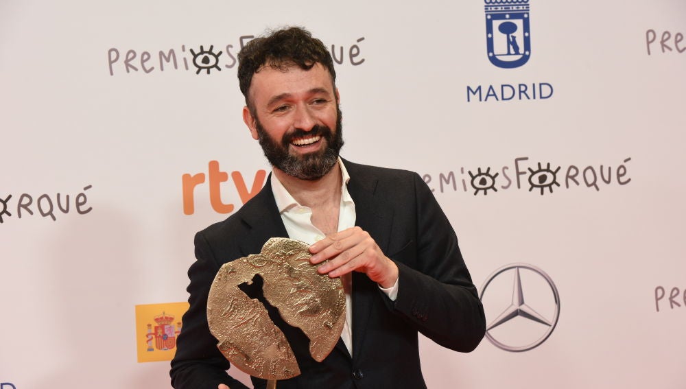 Rodrigo Sorogoyen, co-creador de 'Antidisturbios' junto a Isabel Peña, sostiene el Forqué 2021 a la Mejor Serie