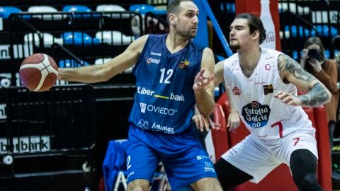 Oliver Arteaga, del Liberbank Oviedo Baloncesto, en el partido frente a Ourense.