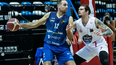 Oliver Arteaga, del Liberbank Oviedo Baloncesto, en el partido frente a Ourense. Oliver Arteaga, del Liberbank Oviedo Baloncesto, en el partido frente a Ourense.
