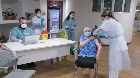 Pepita, la primera vacunada en Asturias, recibe la segunda dosis Residencia Mixta de Pumarín (Gijón)