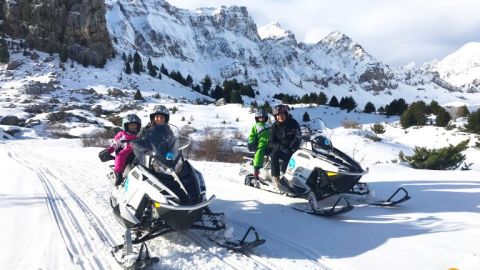 Motos de nieve en el Pirineo