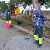La asociación y el Ayuntamiento de Rojales firman un contrato para servicios de limpieza y mantenimiento de jardines 