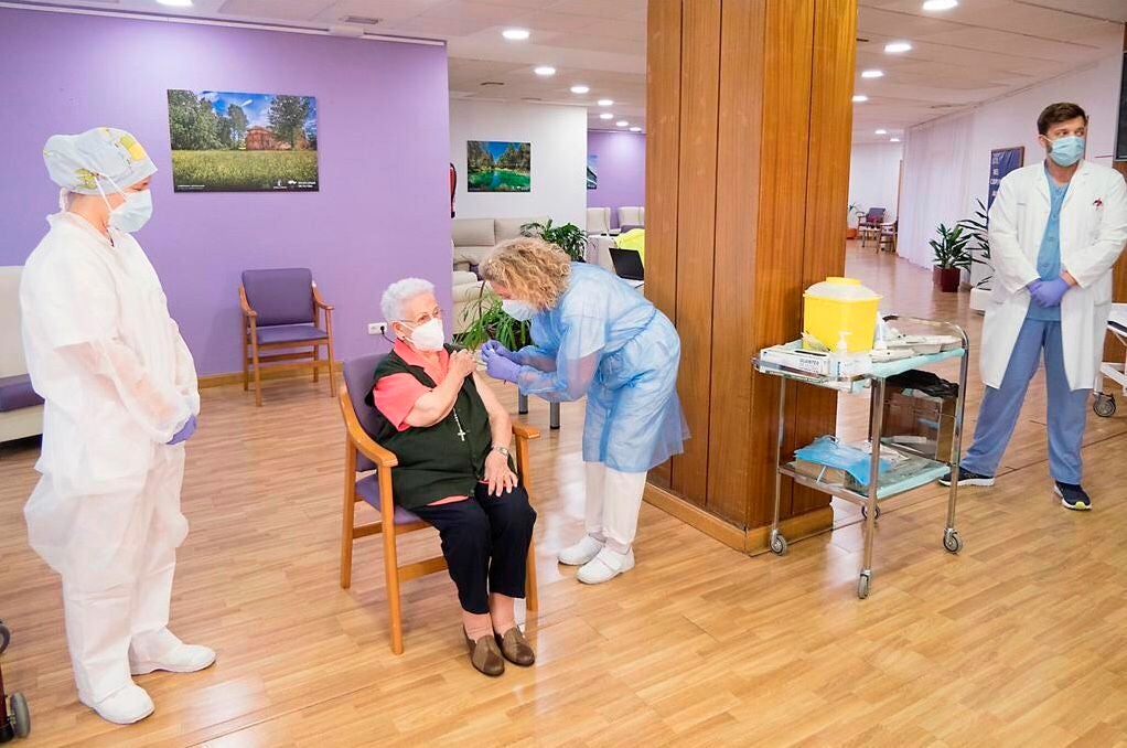 Araceli Hidalgo recibe la segunda dosis de la vacuna: "Es necesario para acabar con el bicho" Araceli Hidalgo recibe la segunda dosis de la vacuna: "Es necesario para acabar con el bicho"