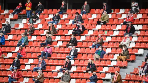 Los espectadores vuelven a ocupar sus asientos en El Molinón Partido de Copa del Rey contra el Betis