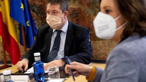 El presidente de Castilla-La Mancha, Emiliano Garc&iacute;a-Page (i), preside la reuni&oacute;n de seguimiento de la evoluci&oacute;n de la pandemia del COVID-19 este lunes en Toledo.