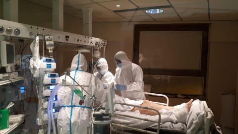 Paciente en la UCI de un hospital