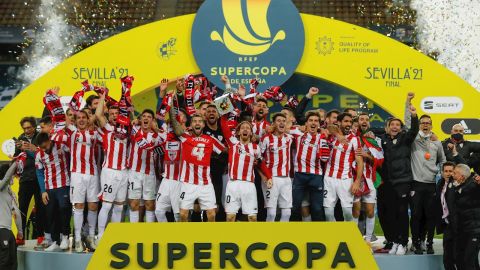  Los jugadores del Athletic celebran la victoria en la final de la Supercopa de Espa&ntilde;a 