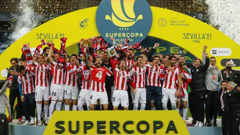 Los jugadores del Athletic celebran la victoria en la final de la Supercopa de España Los jugadores del Athletic celebran la victoria en la final de la Supercopa de España