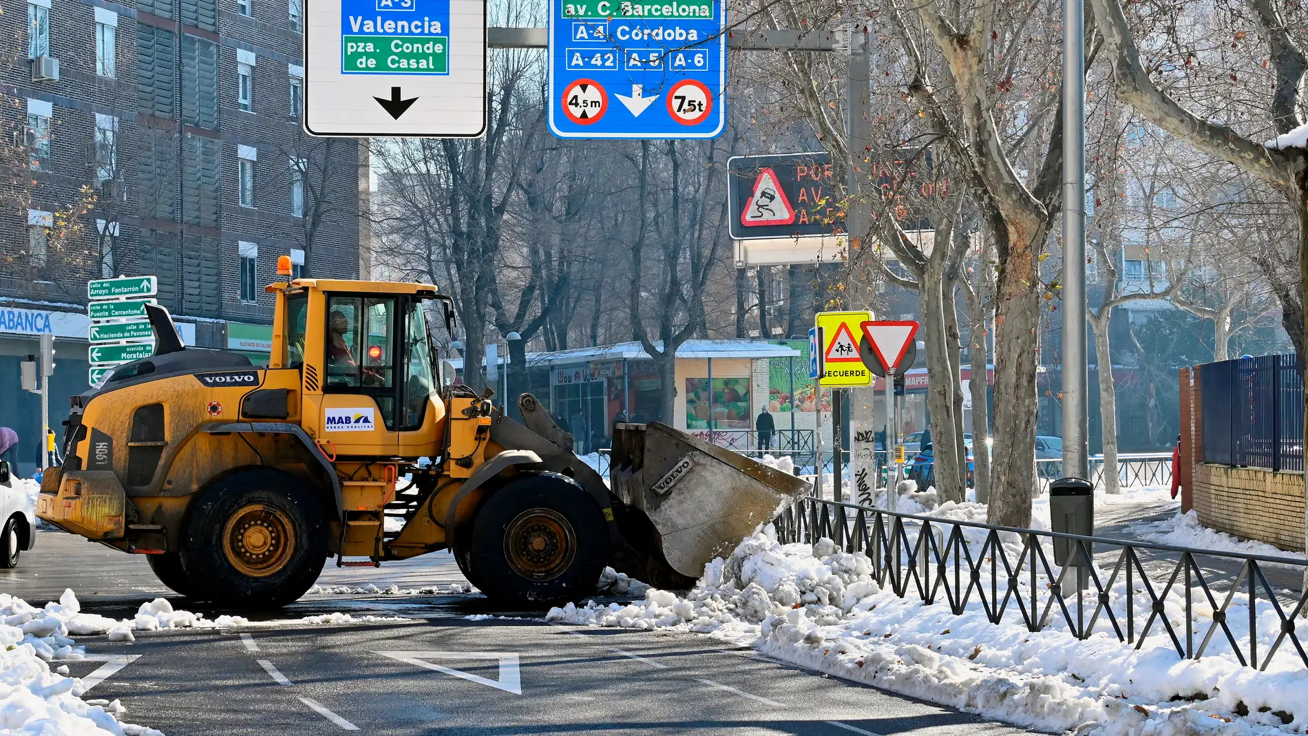 Una máquina quitanieves despeja una calle de Madrid.