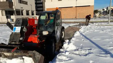 Trabajadores y voluntarios limpian los polígonos industriales Trabajadores y voluntarios limpian los polígonos industriales