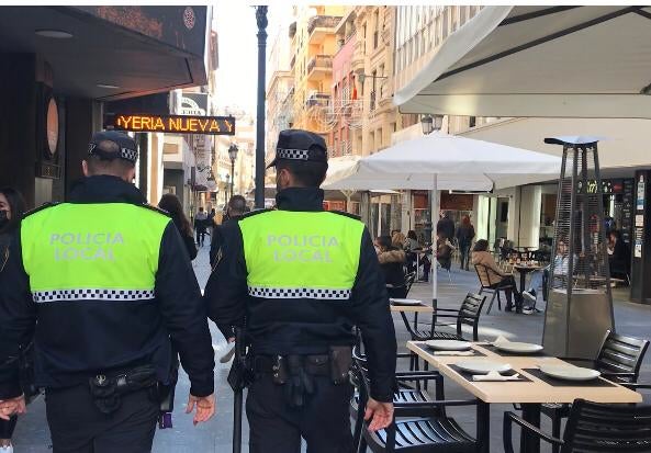 La Policía Local cierra el operativo del fin de semana con medio centenar de denuncias por incumplir el estado de alarma La Policía Local cierra el operativo del fin de semana con medio centenar de denuncias por incumplir el estado de alarma