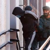 Uno de los cómplices del Melillero a su llegada hoy a los juzgados de Fuengirola (Málaga)