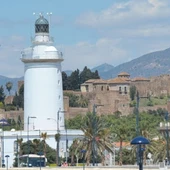 Imagen de la Farola malagueña con la Alcazaba al fondo Imagen de la Farola malagueña con la Alcazaba al fondo