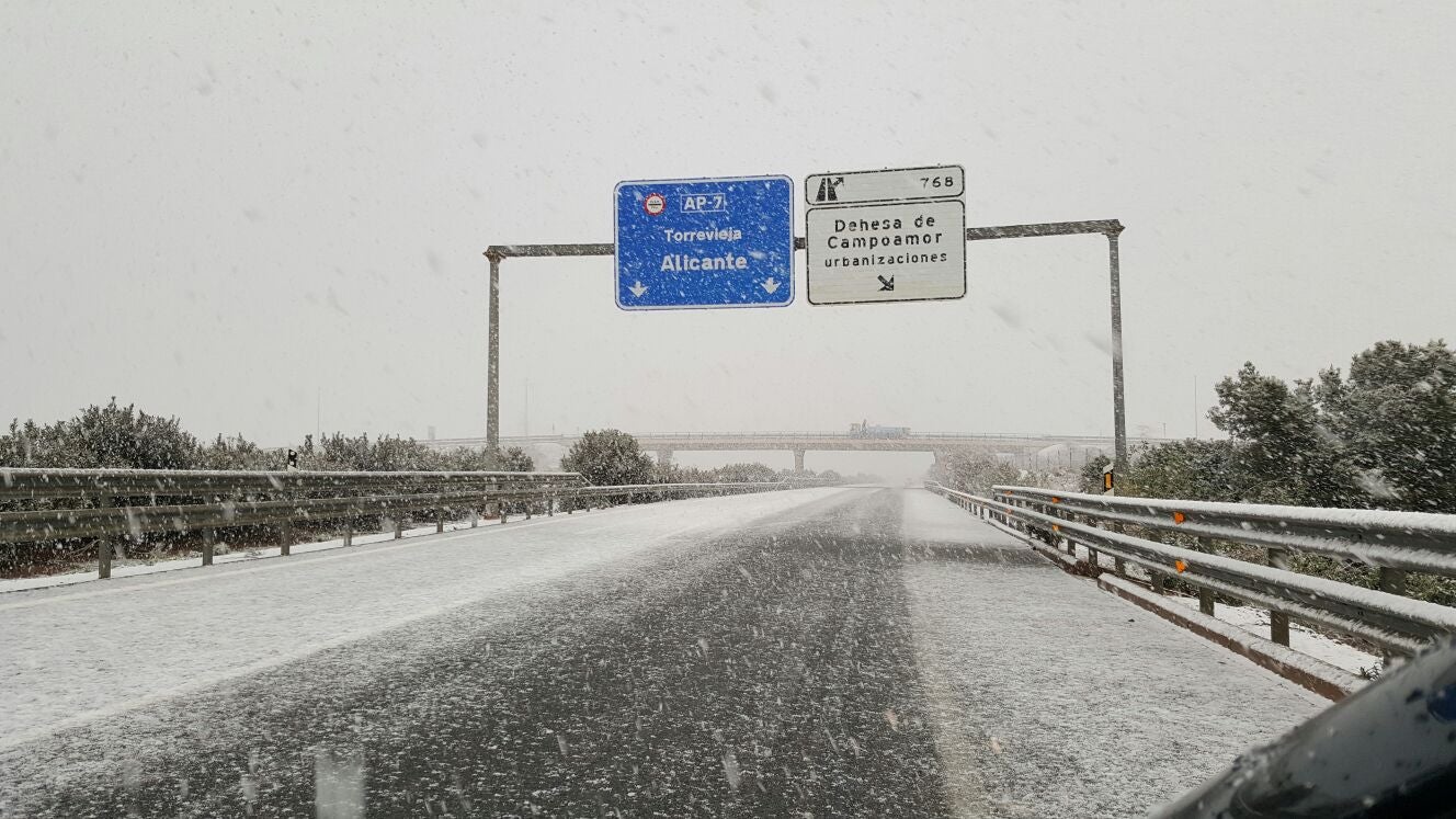 La nieve comenzó a caer poco después del amanecer del 18 de enero de 2017 La nieve comenzó a caer poco después del amanecer del 18 de enero de 2017