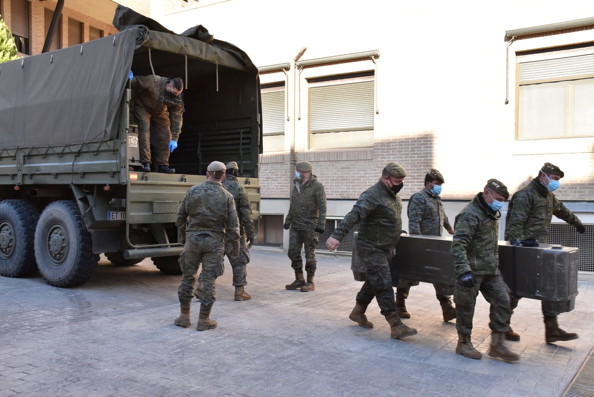 El Ejercito desinfecta el Asilo de San José de Elche con 88 casos de covid confirmados de los que 63 son ancianos El Ejercito desinfecta el Asilo de San José de Elche con 88 casos de covid confirmados de los que 63 son ancianos