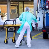 Un residente de la Residencia de la tercera edad de Domus VI en Vigo es trasladado al hospital. 
