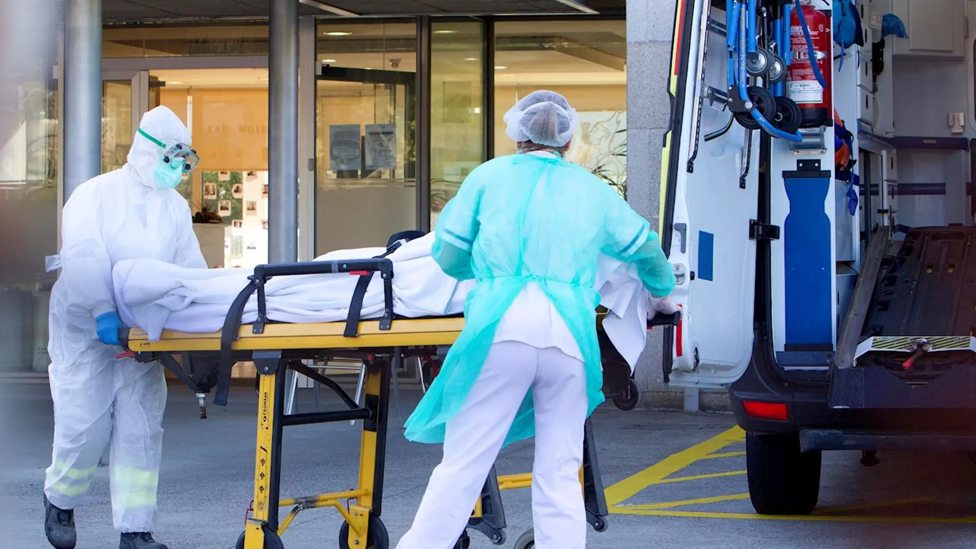 Un residente de la Residencia de la tercera edad de Domus VI en Vigo es trasladado al hospital. 
