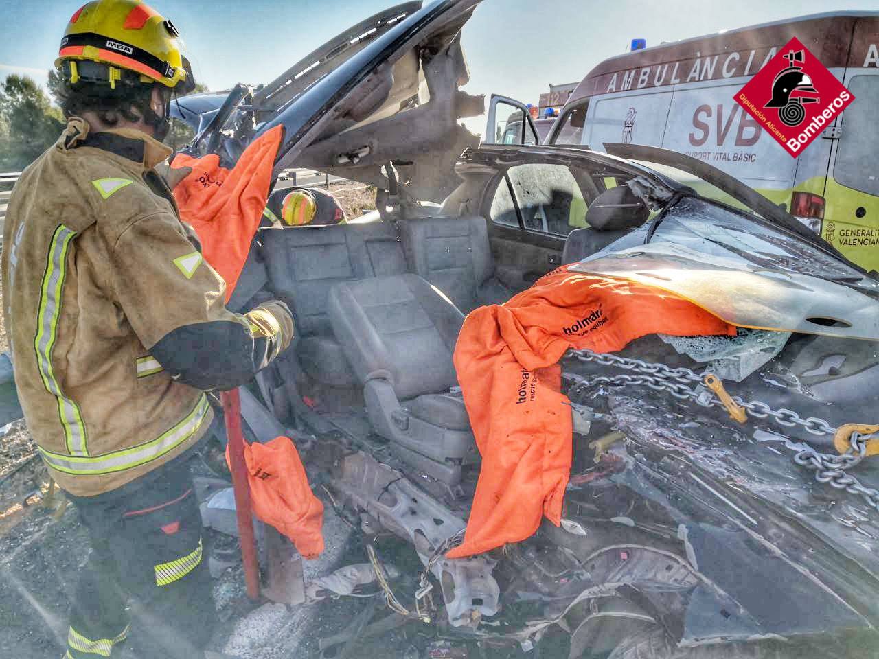Dos heridos en un choque por alcance entre un coche y un camión en la autovía A-7 cerca de Castalla Dos heridos en un choque por alcance entre un coche y un camión en la autovía A-7 cerca de Castalla