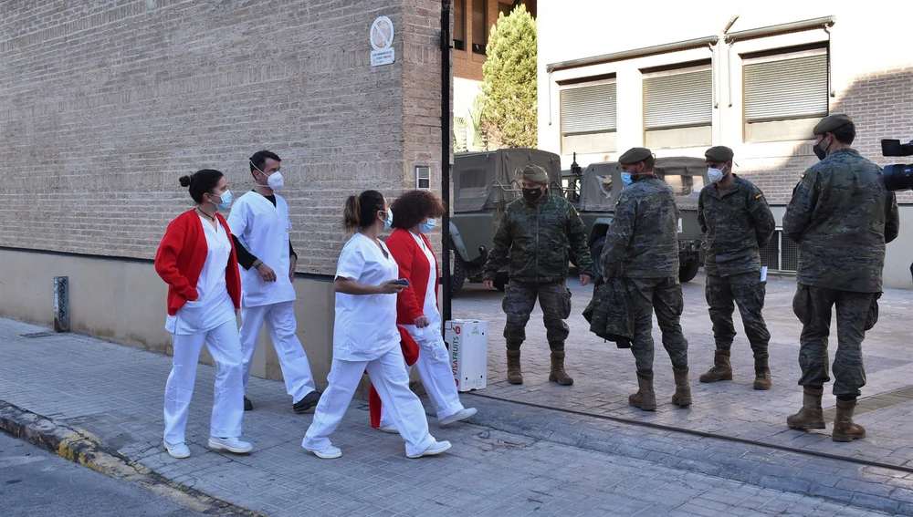 El personal sanitario del Hospital del Vinalopó de Elche, accediendo al Asilo ante la presencia de miembros del Ejército.