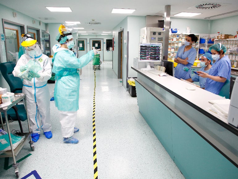 Los contagios siguen al alza y los sanitarios están en alerta Los contagios siguen al alza y los sanitarios están en alerta