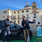 Dámaso Aparicio, ha anunciado la puesta en marcha de dos nuevas estaciones de recarga de vehículos eléctricos en la ciudad de Orihuela Dámaso Aparicio, ha anunciado la puesta en marcha de dos nuevas estaciones de recarga de vehículos eléctricos en la ciudad de Orihuela