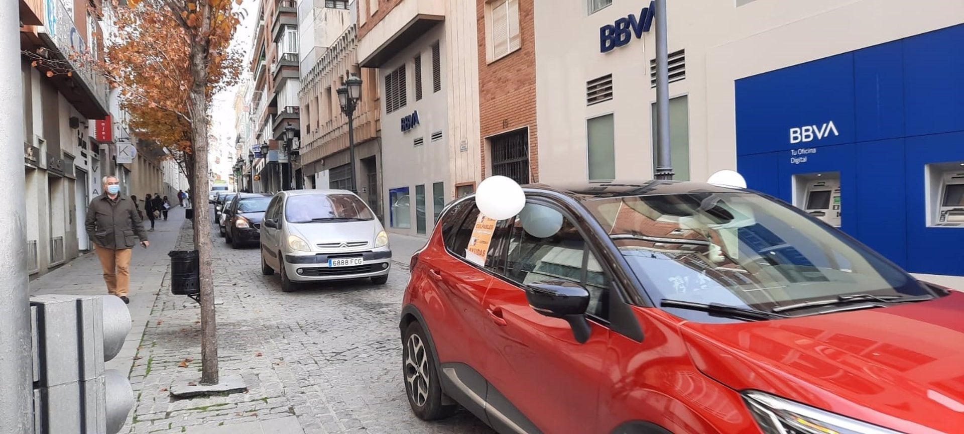 Una caravana de coches recorre Badajoz en apoyo de los autónomos y empresarios afectados por el cierre de sus negocios. Una caravana de coches recorre Badajoz en apoyo de los autónomos y empresarios afectados por el cierre de sus negocios.