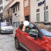 Una caravana de coches recorre Badajoz en apoyo de los autónomos y empresarios afectados por el cierre de sus negocios.