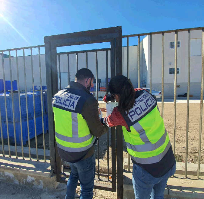 La Policía Nacional detiene al dueño de una empresa hortofrutícola que explotaba a sus trabajadores La Policía Nacional detiene al dueño de una empresa hortofrutícola que explotaba a sus trabajadores