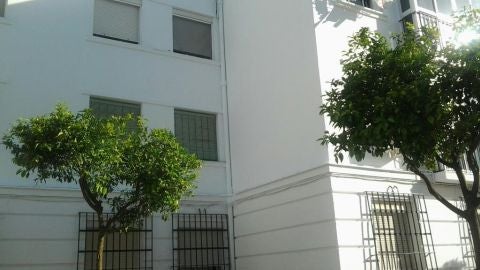 Uno de los bloques de la barriada Baz&aacute;n