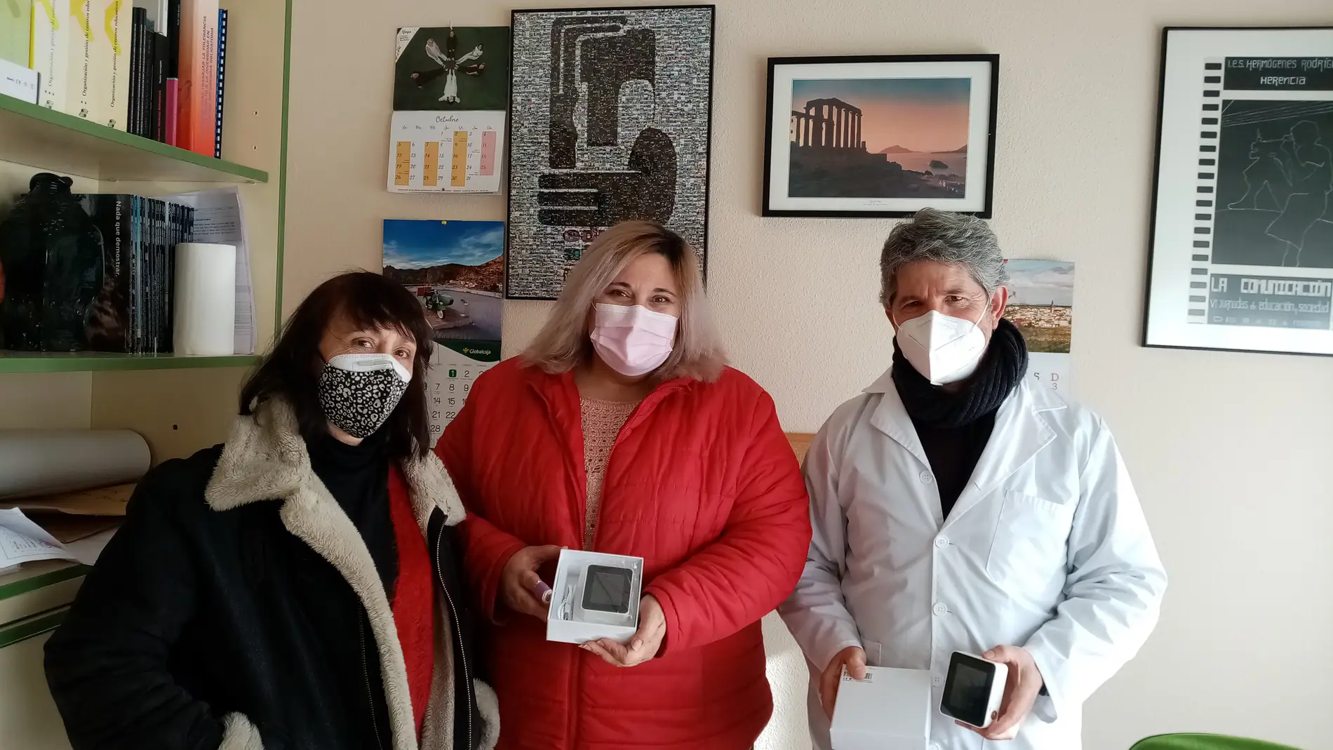 El Ayuntamiento de Herencia entrega 34 medidores de CO2 entre los centros educativos del municipio