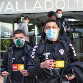 Jony Álamo y Diego González, abandonando el hotel de concentración de Valladolid.
