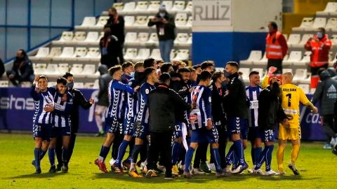Los futbolistas del Alcoyano celebran la victoria contra el Madrid.