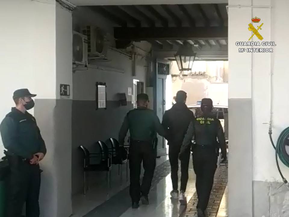 La Guardia Civil detiene a seis jóvenes que agredieron a un vecino para robarle La Guardia Civil detiene a seis jóvenes que agredieron a un vecino para robarle