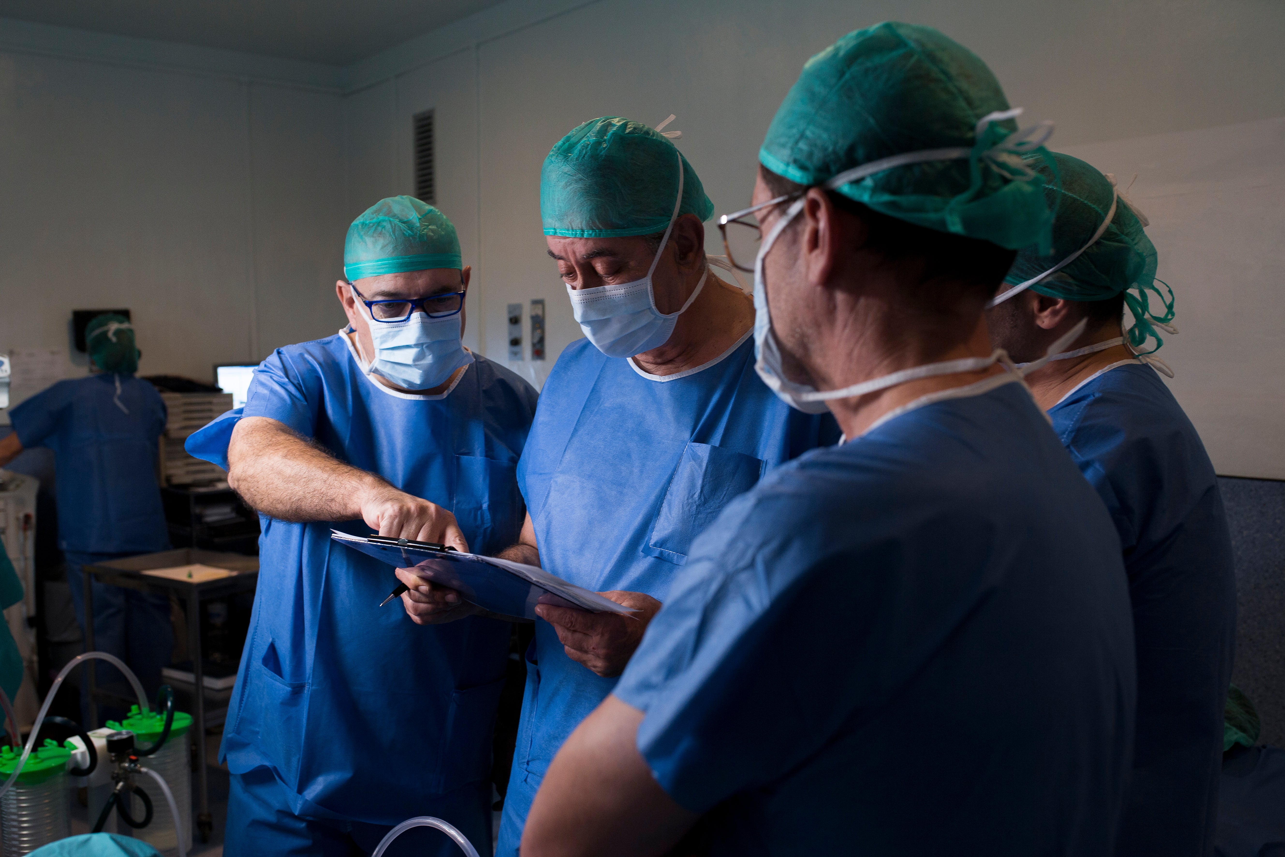 El equipo de investigación de oncología ginecológica del Hospital General y la UJI analizan su trabajo para mejorar los resultados de la cirugía citorreductora El equipo de investigación de oncología ginecológica del Hospital General y la UJI analizan su trabajo para mejorar los resultados de la cirugía citorreductora