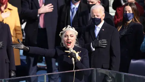 Lady Gaga canta el Himno Nacional en la toma de posesión del presidente electo de Estados Unidos, Joe Biden, frente al Capitolio de Estados Unidos, en Washington, DC. Lady Gaga canta el Himno Nacional en la toma de posesión del presidente electo de Estados Unidos, Joe Biden, frente al Capitolio de Estados Unidos, en Washington, DC.
