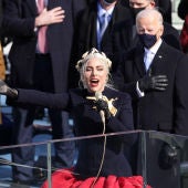  Lady Gaga canta el Himno Nacional en la toma de posesión del presidente electo de Estados Unidos, Joe Biden, frente al Capitolio de Estados Unidos, en Washington, DC.