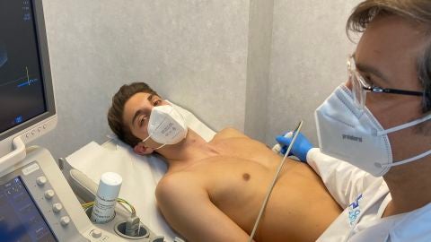Edgar Gonz&aacute;lez, futbolista del Real Oviedo, en la cl&iacute;nica Asturias