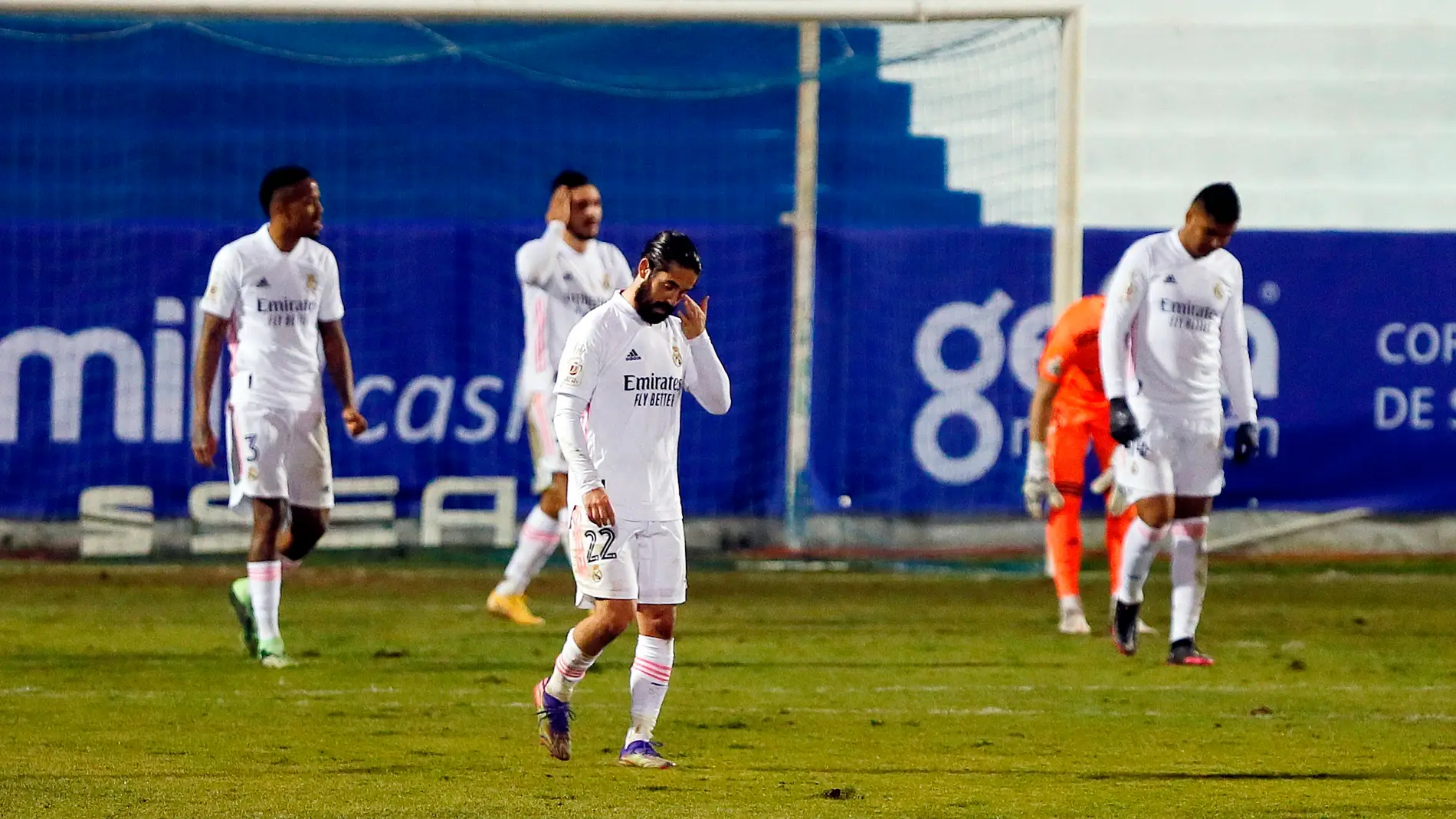 Los jugadores del Real Madrid se lamentan tras un gol del Alcoyano.