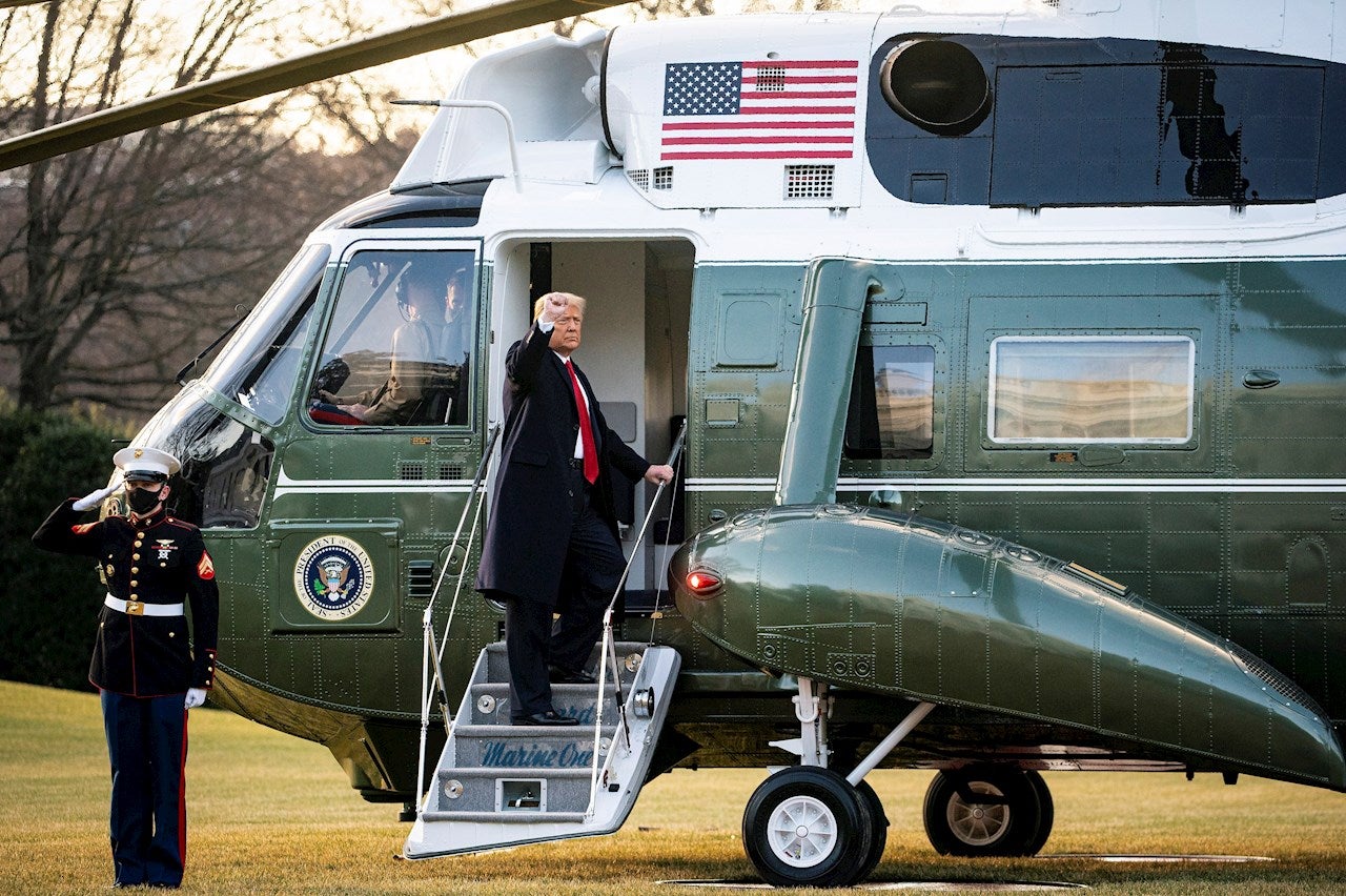 Donald Trump se despide de la Casa Blanca dejando en el aire su vuelta: "Cuidaos y nos vemos pronto" Donald Trump se despide de la Casa Blanca dejando en el aire su vuelta: "Cuidaos y nos vemos pronto"