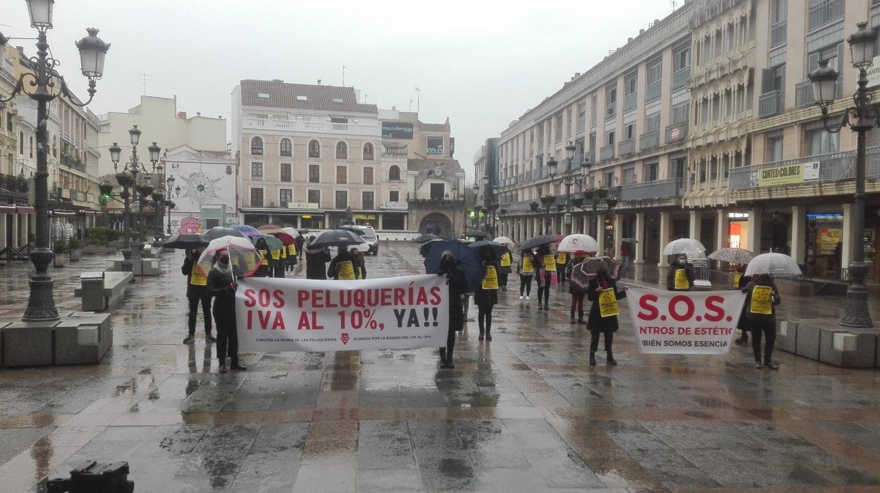 Las peluquerías y centros de estética de Ciudad Real salen otra vez a la calle para reivindicar el IVA reducido Las peluquerías y centros de estética de Ciudad Real salen otra vez a la calle para reivindicar el IVA reducido