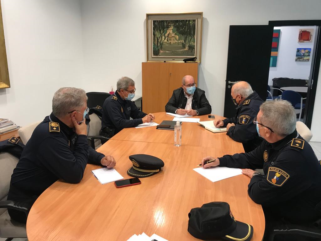 El ayuntamiento refuerza los dispositivos policiales contra los botellones y las fiestas en viviendas El ayuntamiento refuerza los dispositivos policiales contra los botellones y las fiestas en viviendas