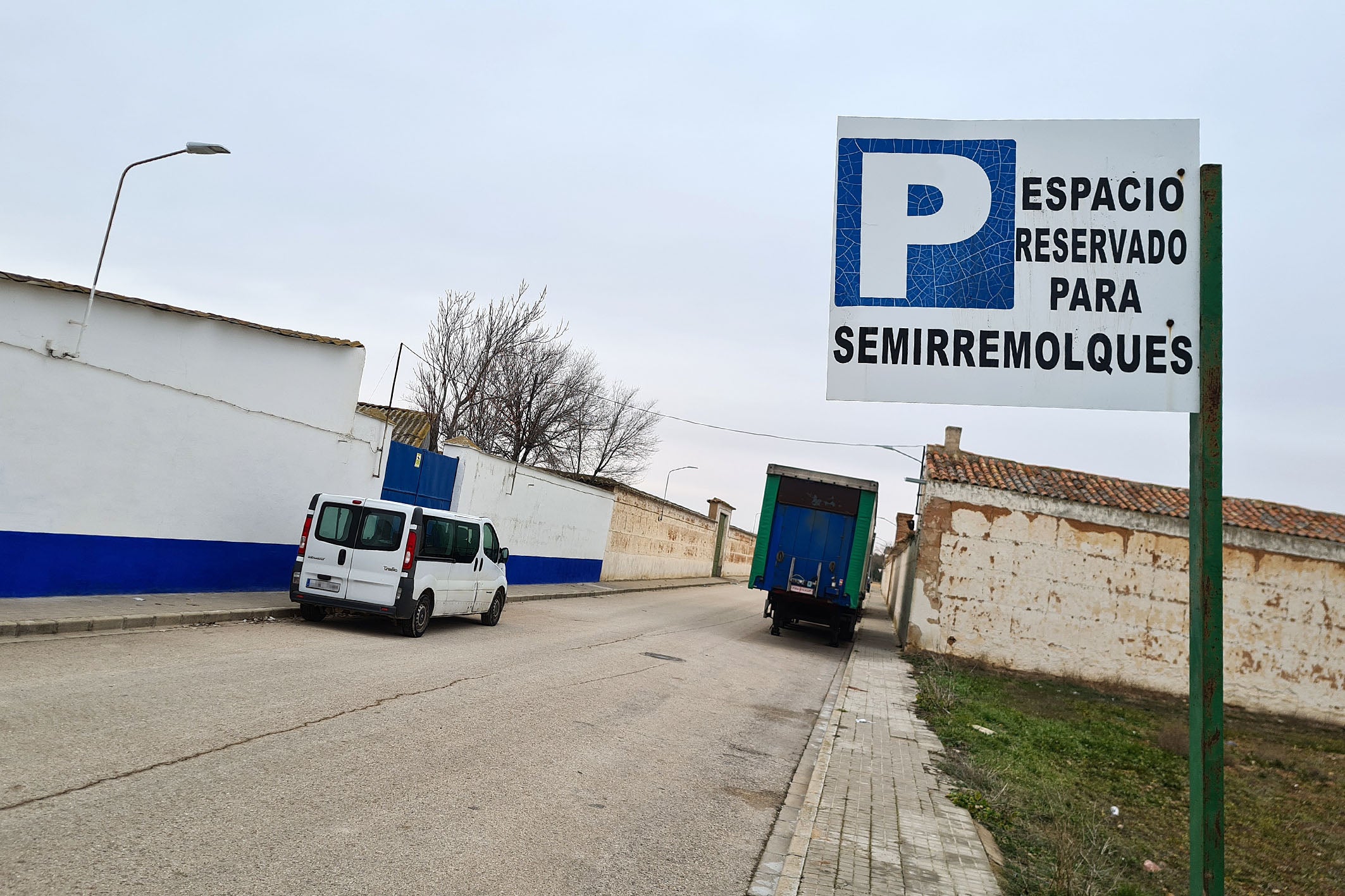 El Ayuntamiento de Argamasilla de Alba prohíbe el estacionamiento de camiones en el casco urbano El Ayuntamiento de Argamasilla de Alba prohíbe el estacionamiento de camiones en el casco urbano
