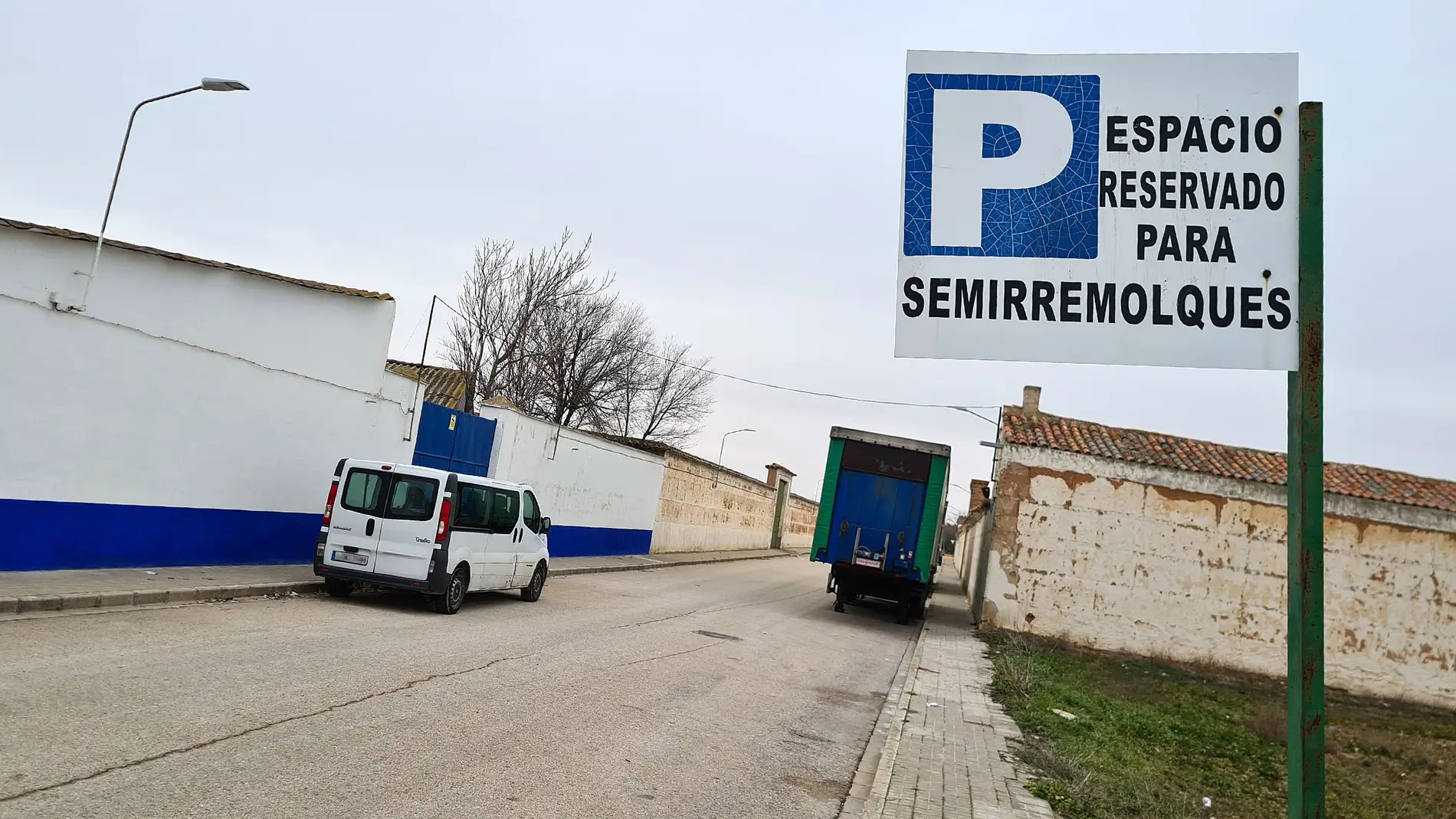 El Ayuntamiento de Argamasilla de Alba prohíbe el estacionamiento de camiones en el casco urbano