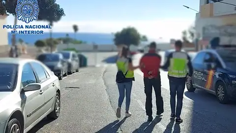 Momento de la detención de uno de los investigados En Estepona