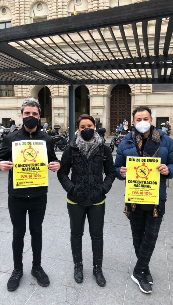 Los responsables de los colectivos convocantes sostienen el cartel de la protesta