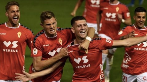 Alberto Toril celebrando una foto junto a sus compañeros.