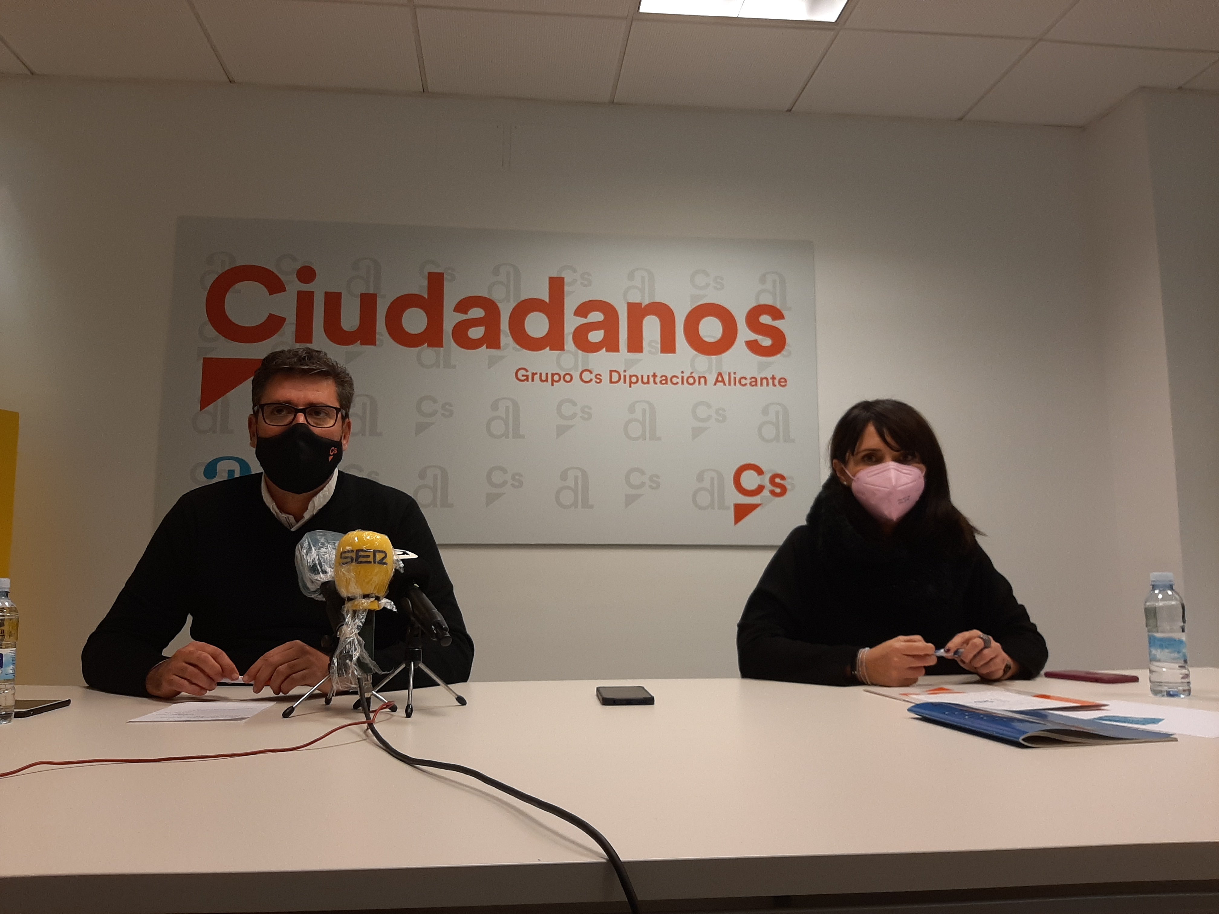 Ciudadanos pide la retirada de las competencias a Bernabé Cano por vacunarse cuando no le tocaba Ciudadanos pide la retirada de las competencias a Bernabé Cano por vacunarse cuando no le tocaba