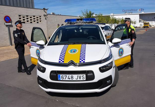 La Policía Local de Badajoz denuncia a dos bares de la ciudad con clientes consumiendo en su interior. La Policía Local de Badajoz denuncia a dos bares de la ciudad con clientes consumiendo en su interior.