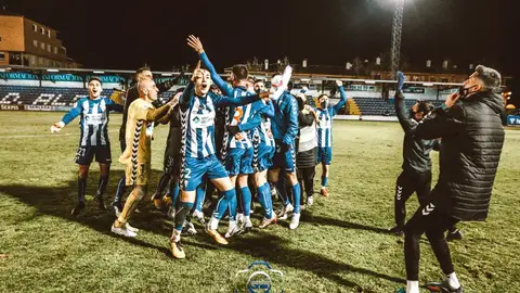 El futbolista ilicitano Primi Férriz celebra en El Collao la eliminación del Real Madrid con el Alcoyano. COPA DEL REY
