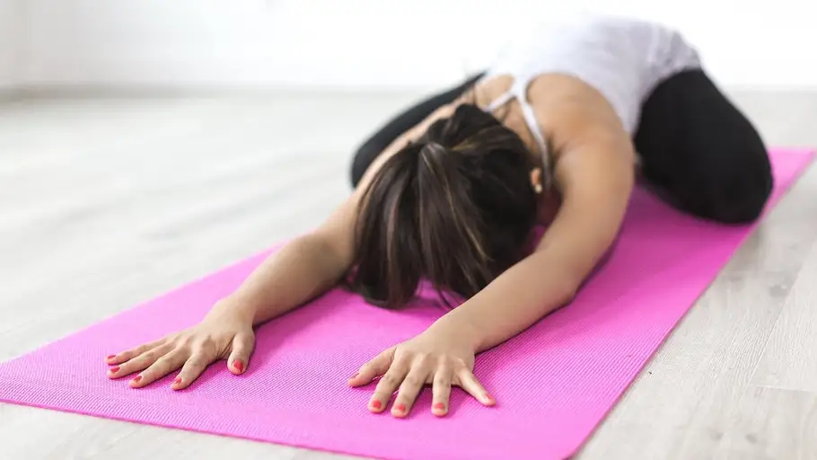 mujer haciendo yoga mujer haciendo yoga